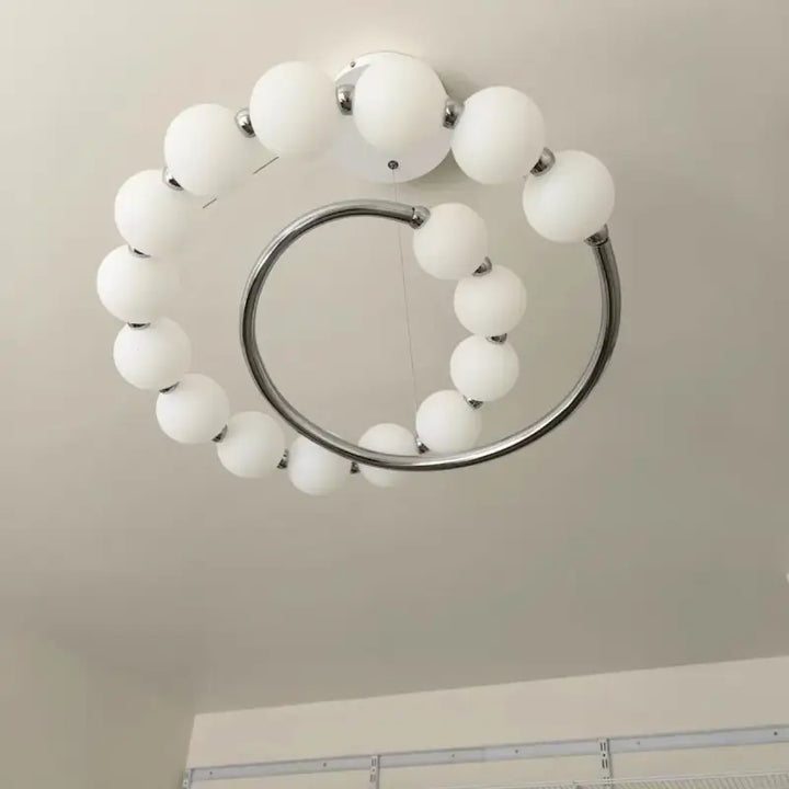 Suspension design anneau lumineux à globes blancs