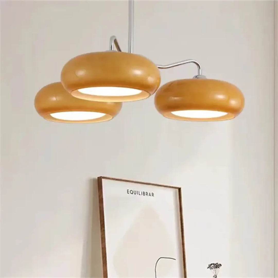 Suspension luminaire longa en céramique ambre brillant à trois abat-jours ronds et bras en chrome pour décoration intérieure design aux