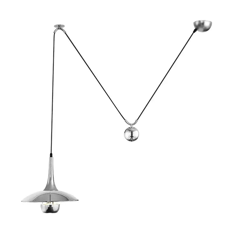 Suspension Design Avec Contrepoids Et Abat-Jour Doré

