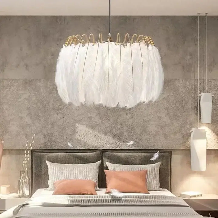 Suspension design avec plumes blanches et structure dorée moderne

