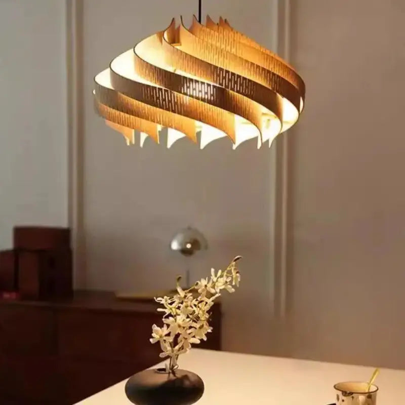 Suspension design en bois pour une lumière douce et élégante