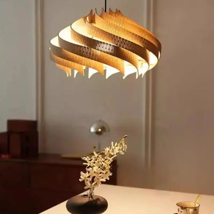 Suspension design en bois pour une lumière douce et élégante
