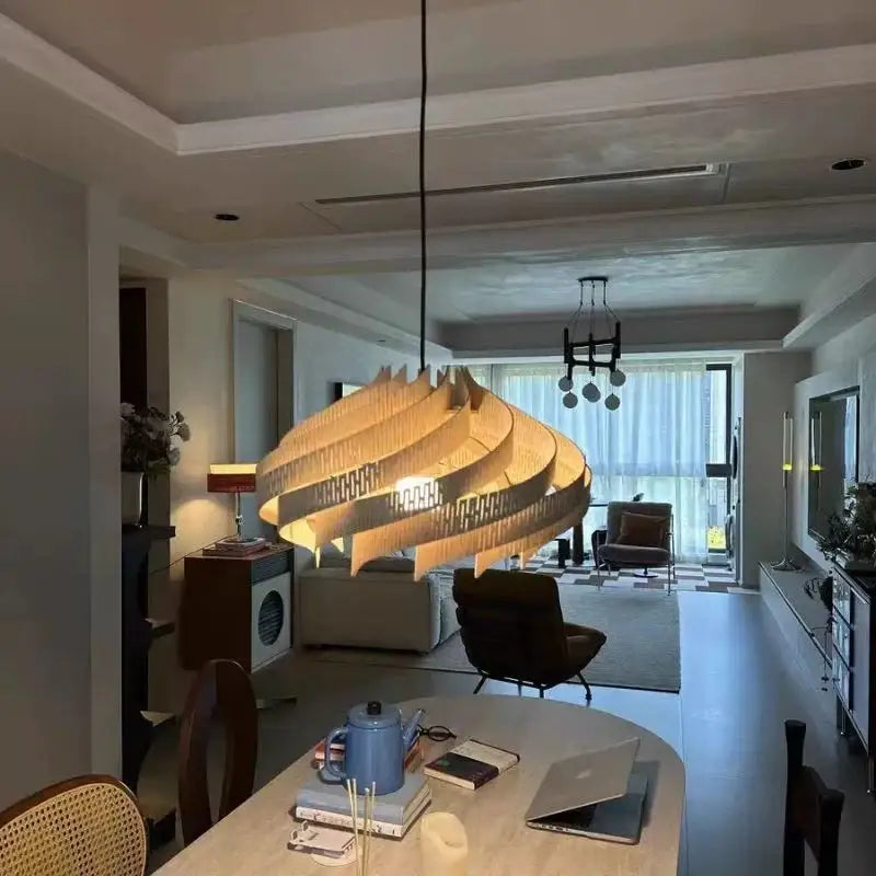 Suspension design en bois pour une lumière douce et élégante