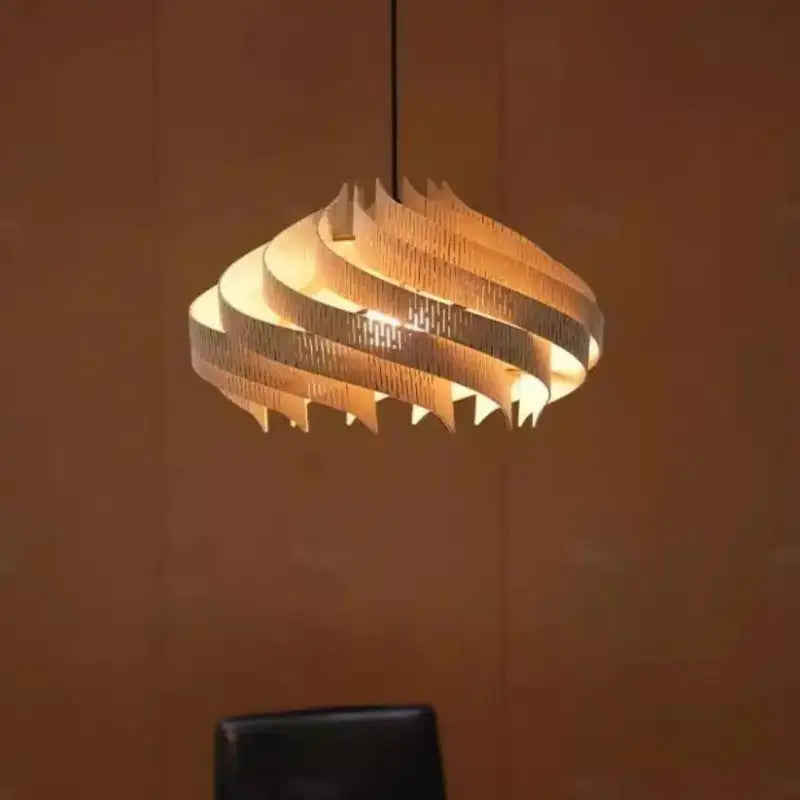 Suspension design en bois pour une lumière douce et élégante