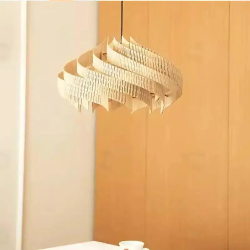 Suspension design en bois pour une lumière douce et élégante