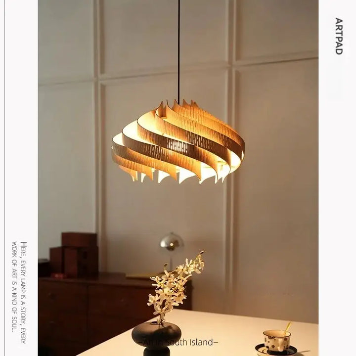 Suspension design en bois pour une lumière douce et élégante