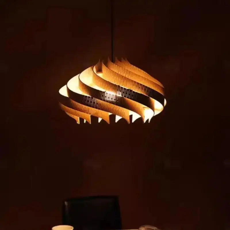 Suspension design en bois pour une lumière douce et élégante