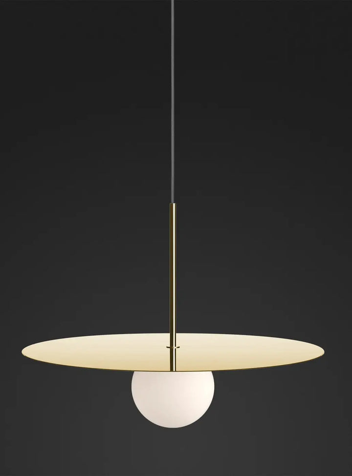 Suspension Bola Disc dorée de 46 cm dans un intérieur