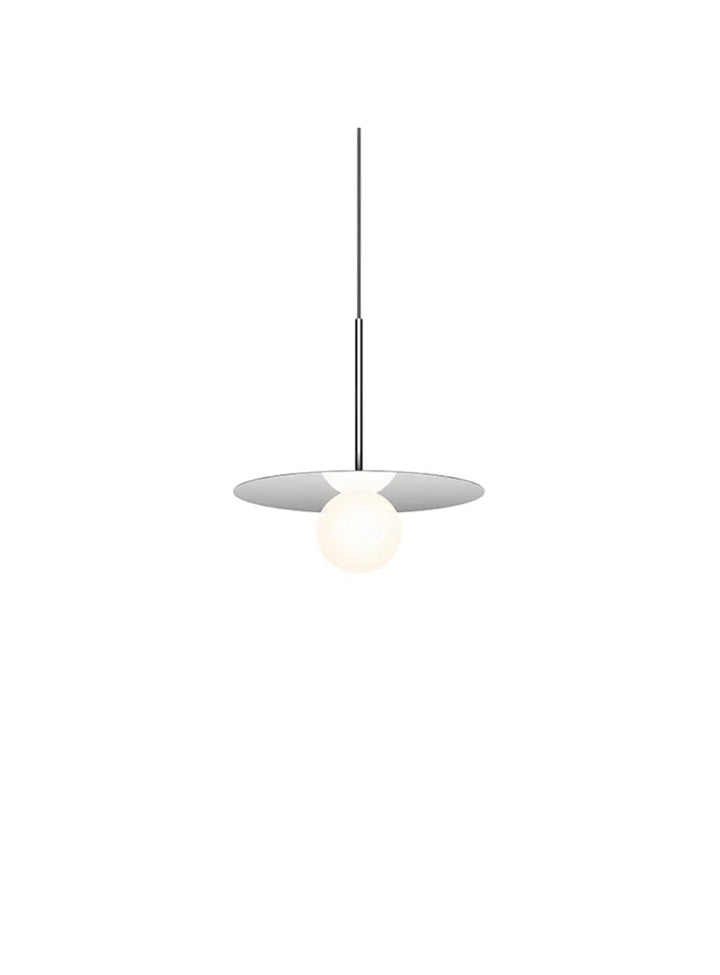 Suspension Bola Disc argentée, disque de 30 cm et globe en verre opale