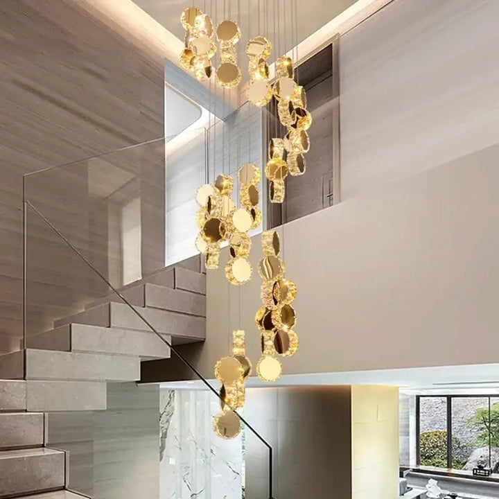 Suspension Design En Cascade Avec Boules Dorées Élégantes

