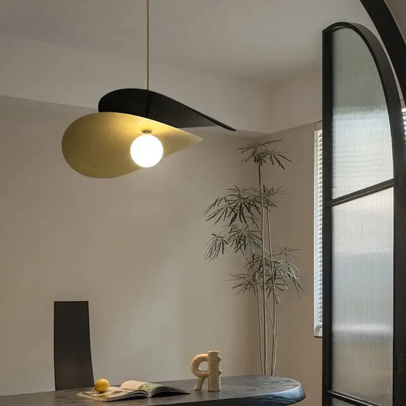 Suspension design contemporain noir et doré avec globe blanc