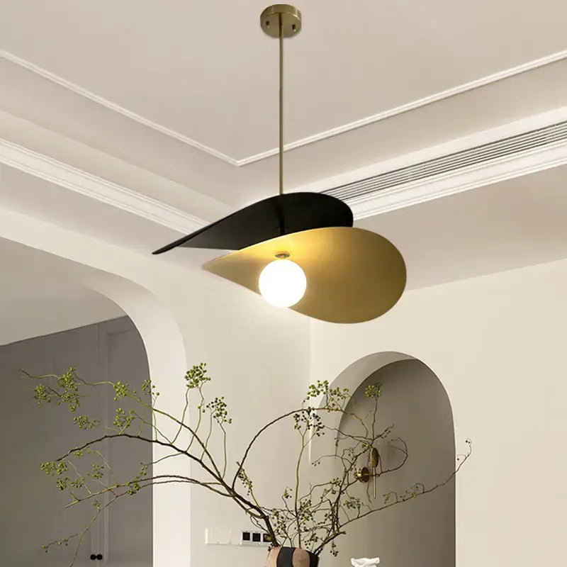 Suspension design contemporain noir et doré avec globe blanc