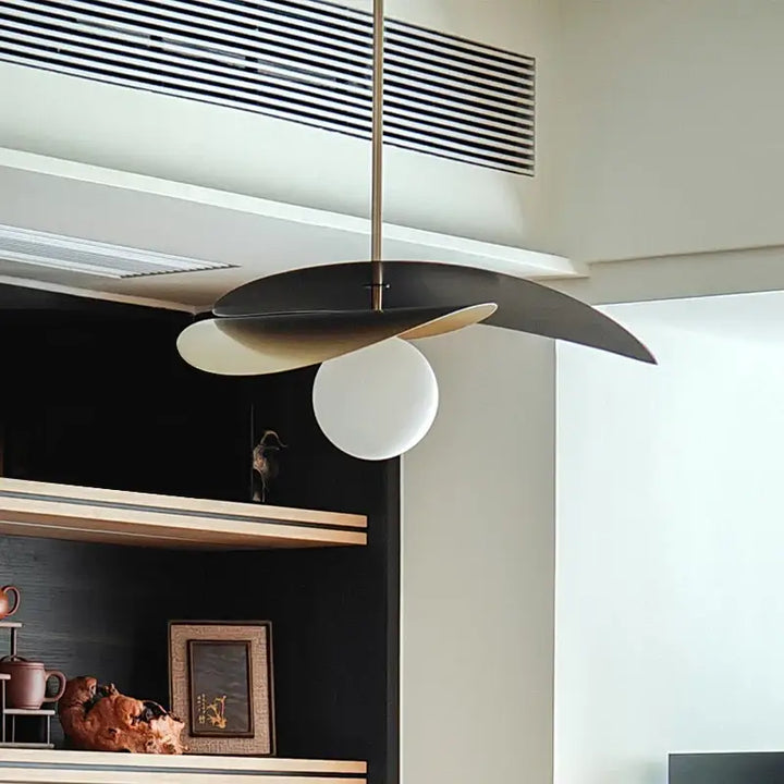 Suspension design contemporain noir et doré avec globe blanc