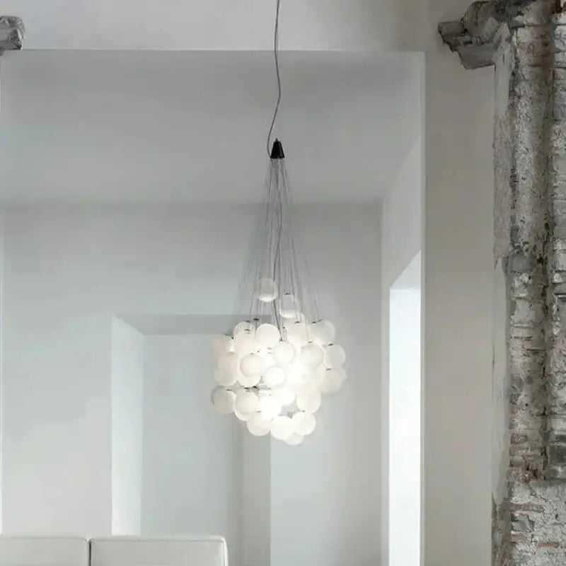 Suspension contemporaine en globes de verre blanc gris
