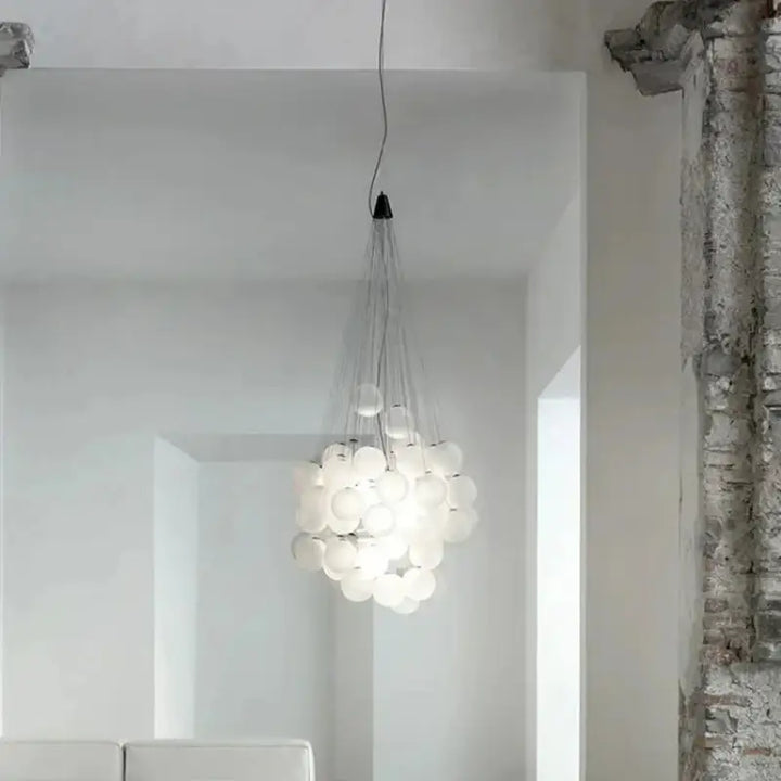 Suspension contemporaine en globes de verre blanc gris