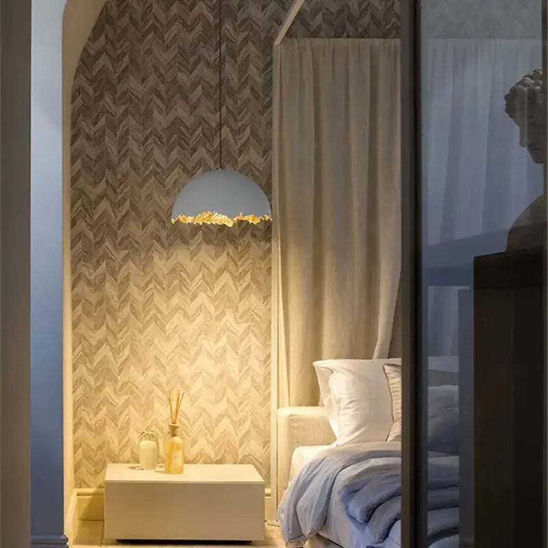 Suspension Design Craquelée Bord Doré Et Dôme Mat

