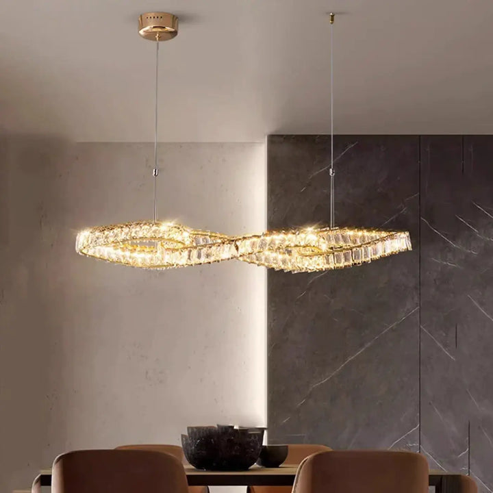 Suspension design en cristal doré pour salon moderne élégant