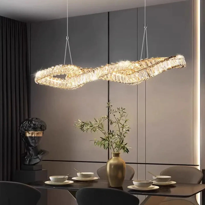 Suspension design en cristal doré pour salon moderne élégant