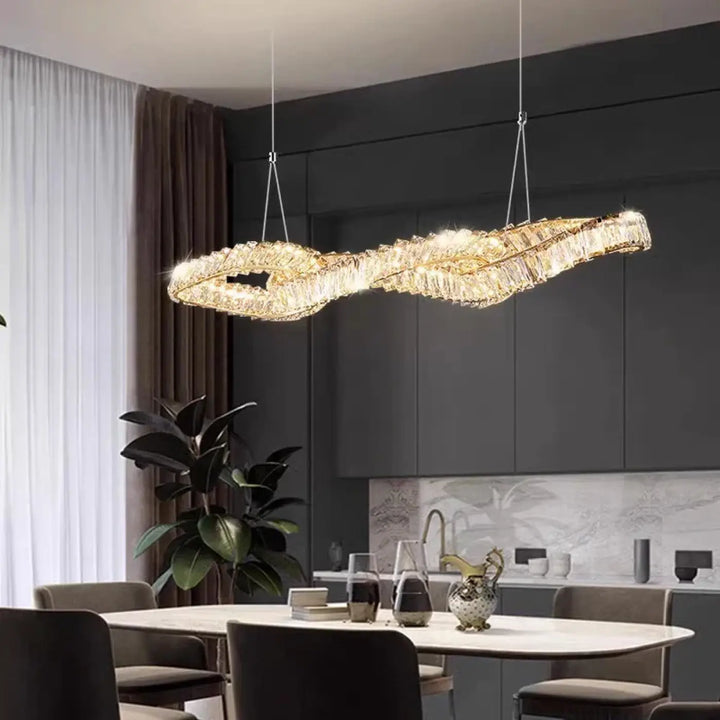 Suspension design en cristal doré pour salon moderne élégant