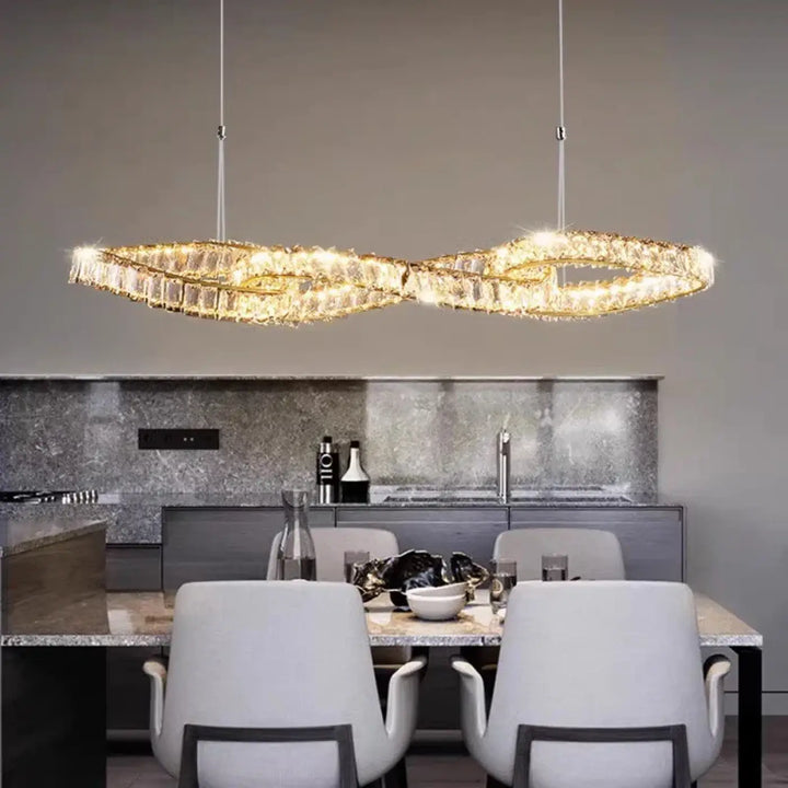 Suspension design en cristal doré pour salon moderne élégant