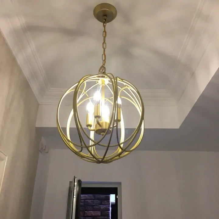 Suspension Design Dorée En Forme De Sphère Raffinée