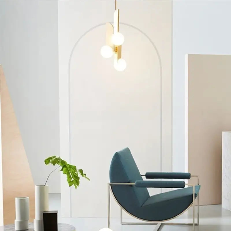 Suspension design dorée minimaliste avec boule en verre