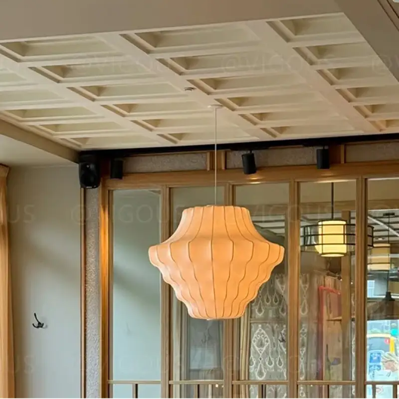 Suspension design élégante en tissu et métal sculpté