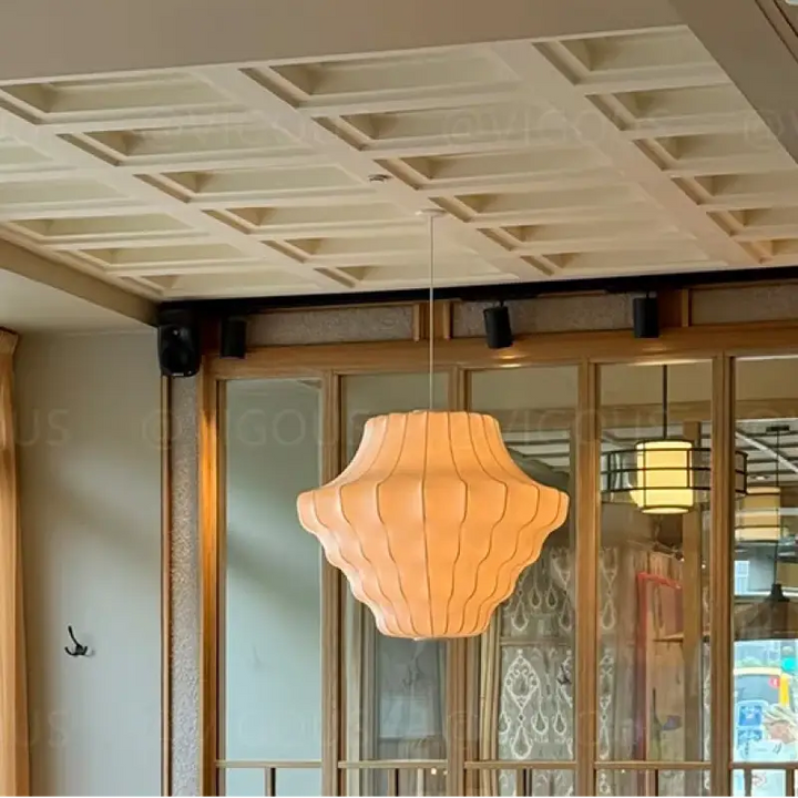 Suspension design élégante en tissu et métal sculpté