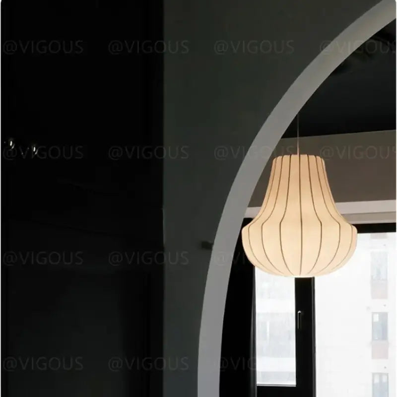 Suspension design élégante en tissu et métal sculpté