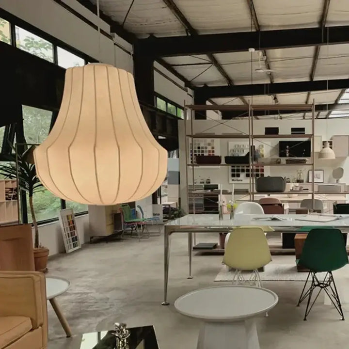 Suspension design élégante en tissu et métal sculpté