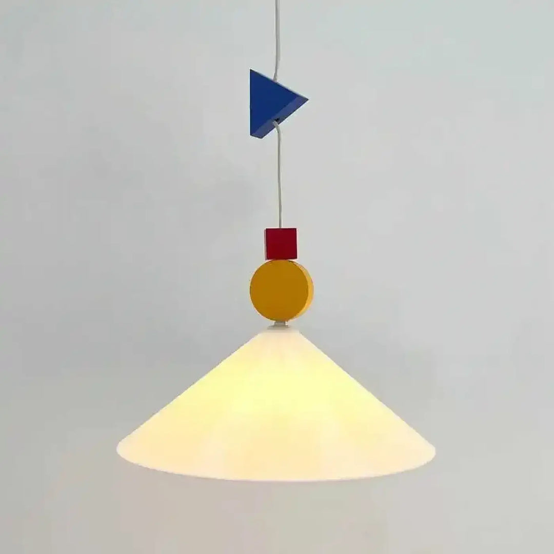 Suspension luminaire liora design géométrique avec formes colorées bleu, rouge et jaune et abat-jour conique blanc mat