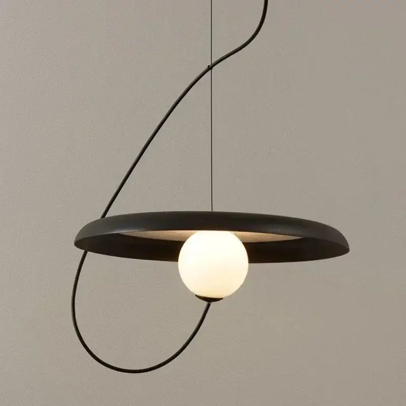 Suspension design moderne avec abat-jour rond et boule lumineuse

