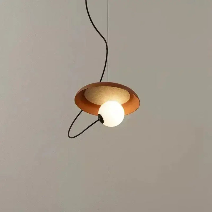 Suspension design moderne avec abat-jour rond et boule lumineuse


