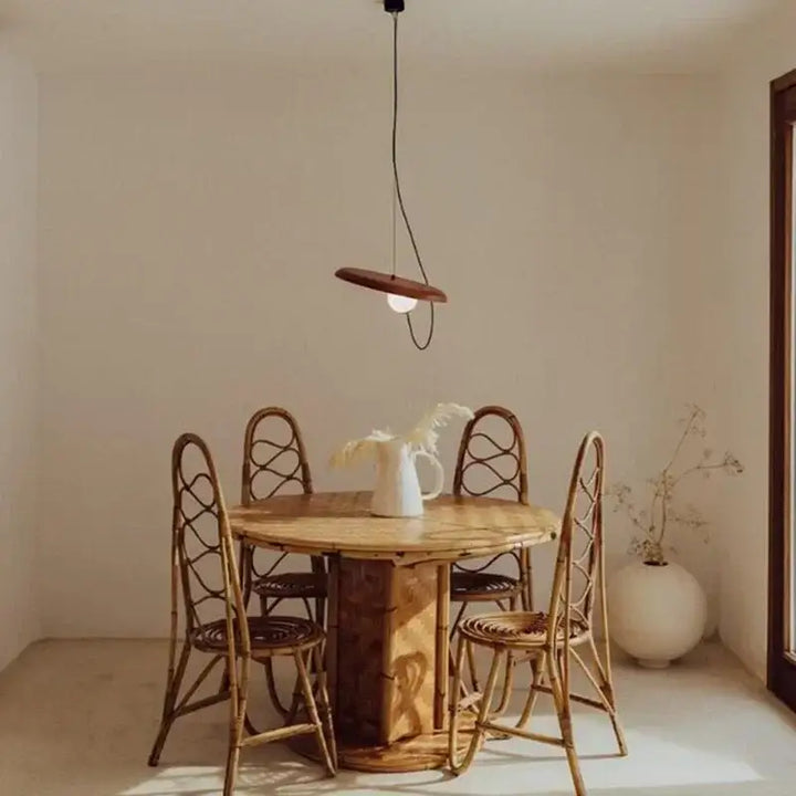 Suspension design moderne avec abat-jour rond et boule lumineuse

