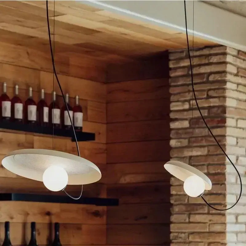 Suspension design moderne avec abat-jour rond et boule lumineuse

