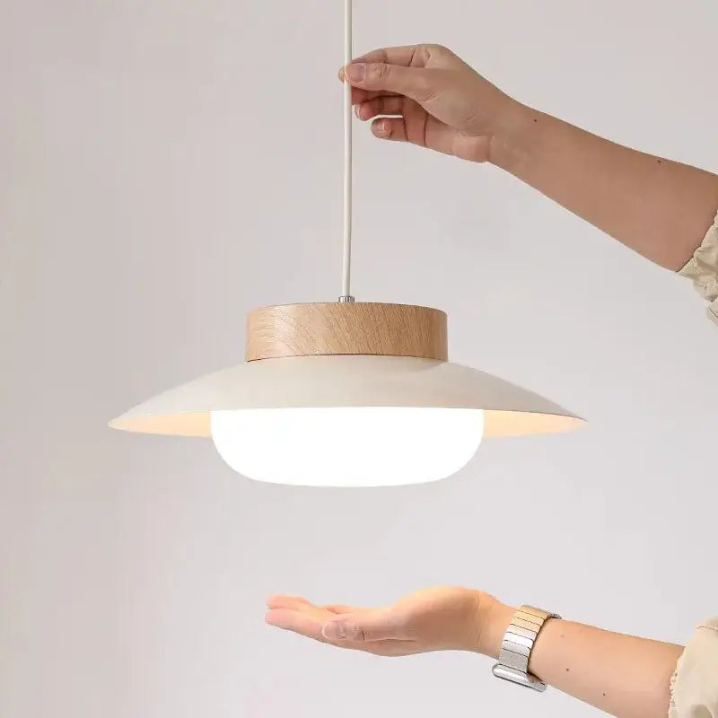 Suspension design moderne en bois et verre opalin pour éclairage doux

