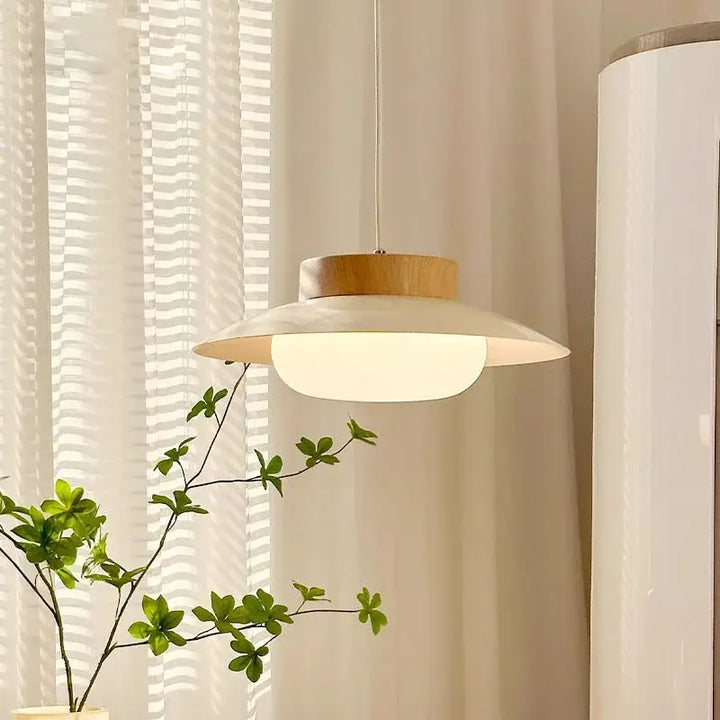 Suspension design moderne en bois et verre opalin pour éclairage doux

