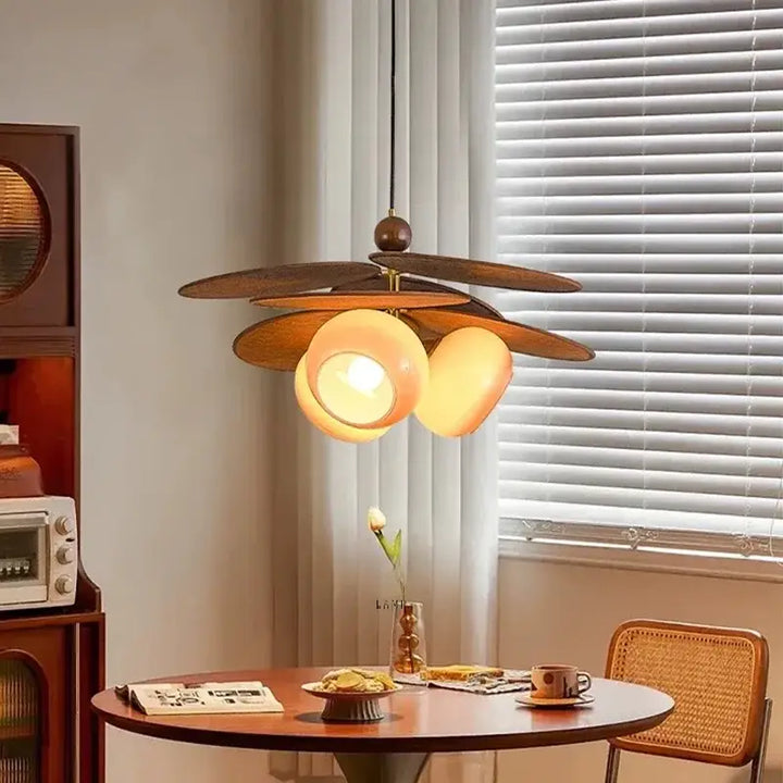 Suspension design moderne en bois et verre opalin à trois abat-jours

