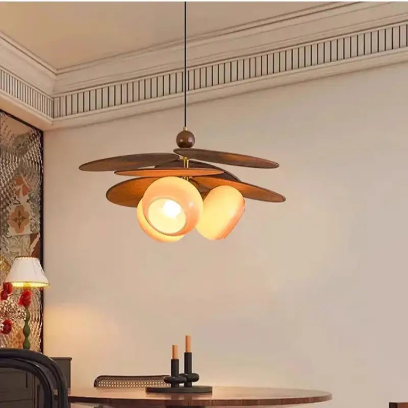 Suspension design moderne en bois et verre opalin à trois abat-jours

