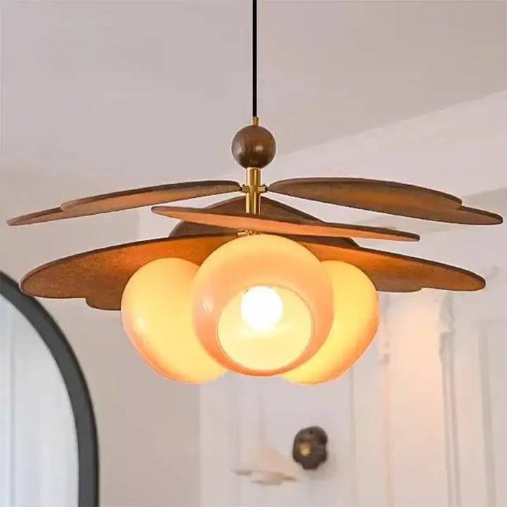 Suspension design moderne en bois et verre opalin à trois abat-jours

