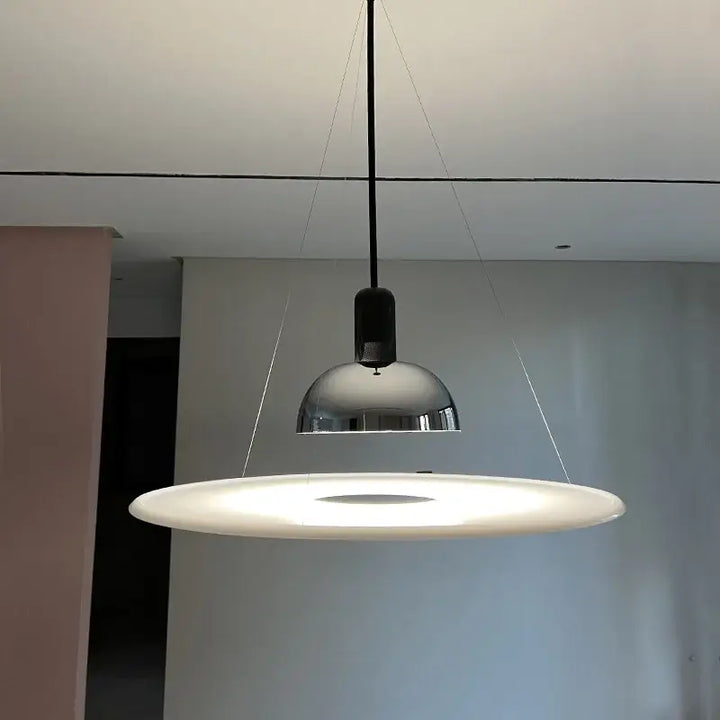 Suspension design moderne en métal chromé avec diffuseur blanc

