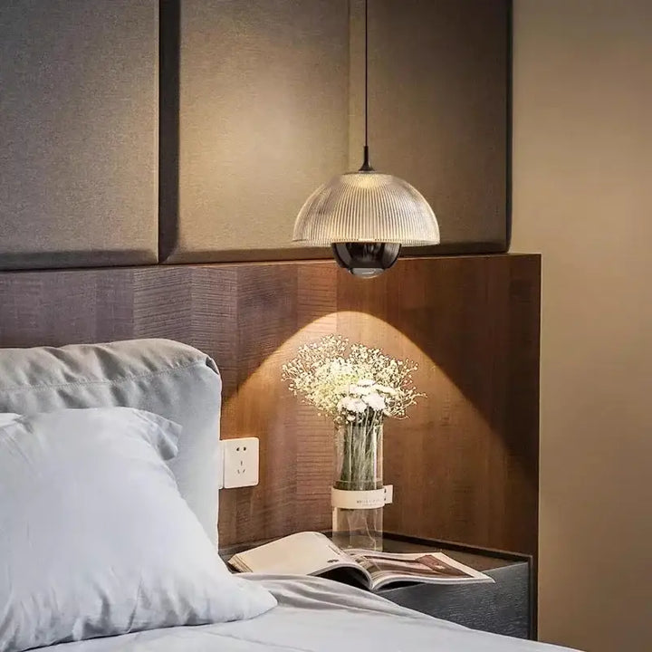 Suspension design moderne en verre nervuré et métal ambiance chic

