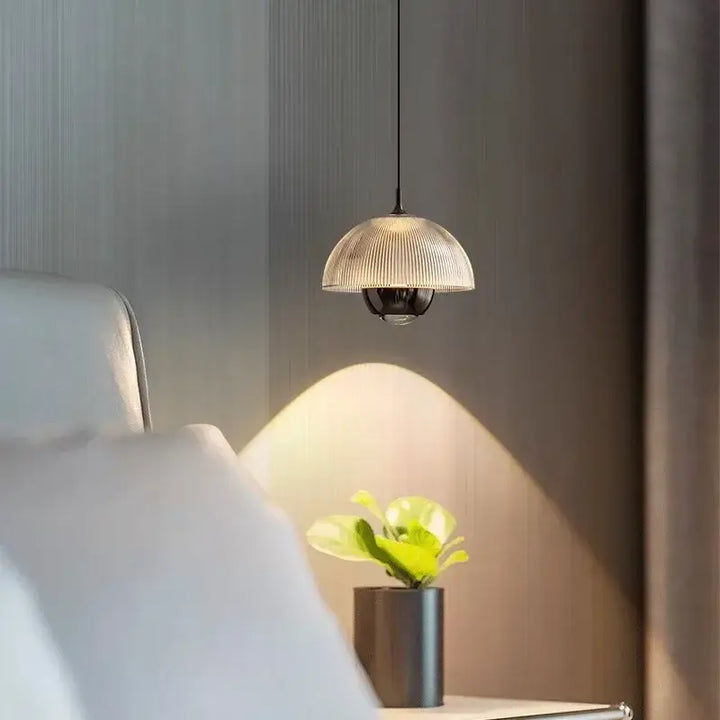 Suspension design moderne en verre nervuré et métal ambiance chic

