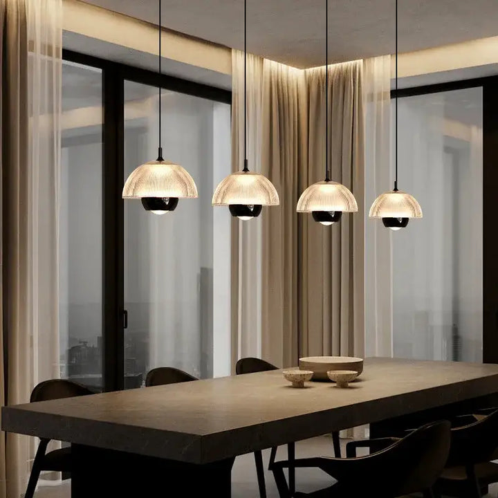 Suspension design moderne en verre nervuré et métal ambiance chic

