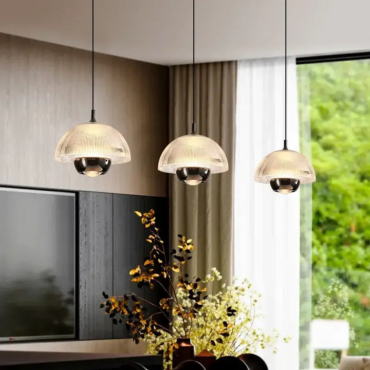 Suspension design moderne en verre nervuré et métal ambiance chic

