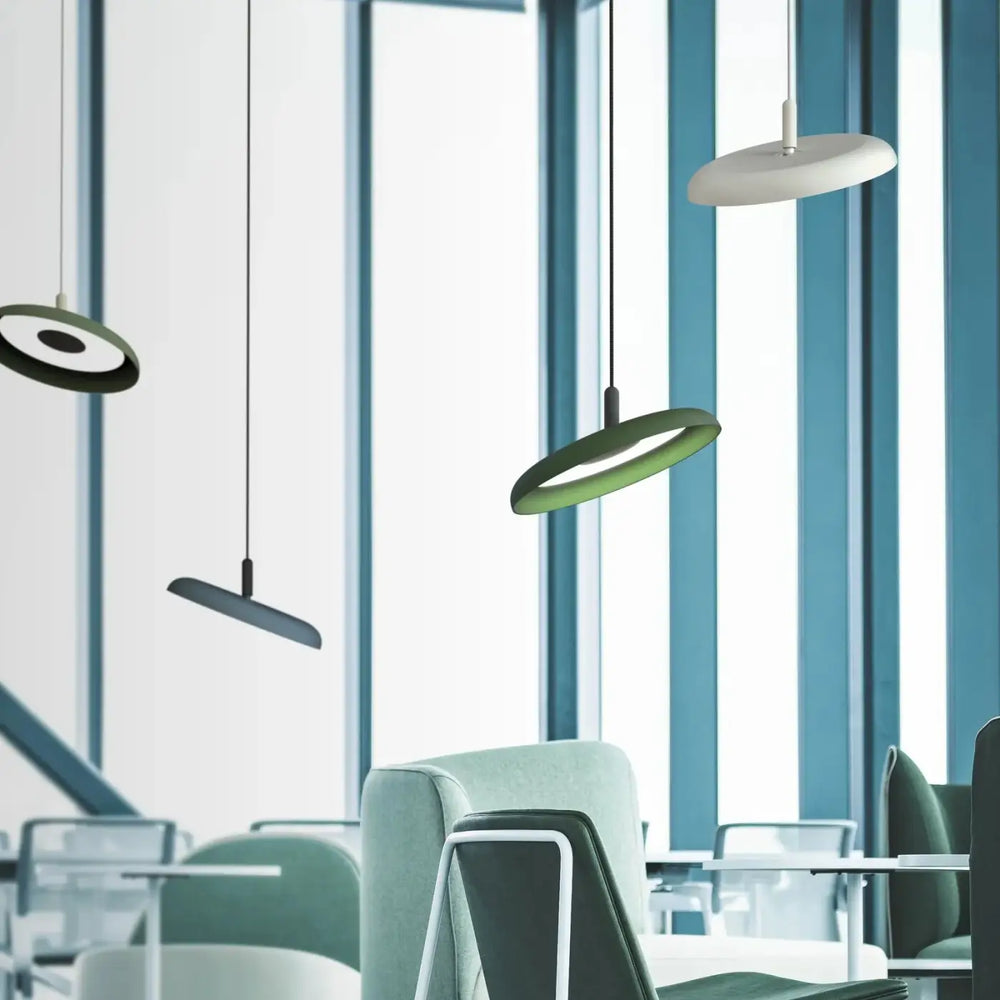 Suspension luminaire nivél avec suspension design en câbles textiles et panneaux led orientables en blanc, vert sauge et gris mat