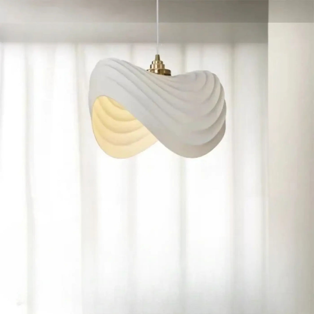 Suspension luminaire deso design ondulée blanche avec éclairage modulable chaud et suspension dimmable sculpturale
