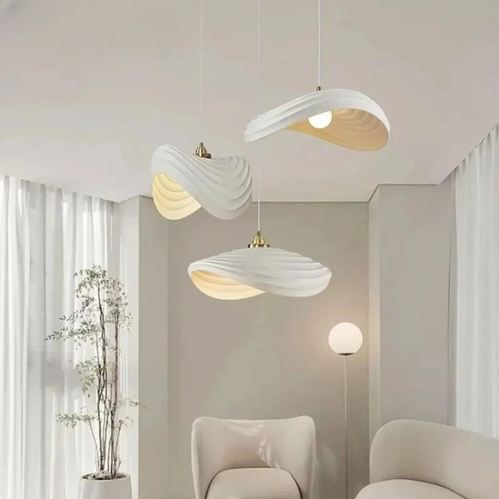 Suspension dimmable deso avec trois suspensions ondulées blanches à éclairage modulable et intérieur chaleureux