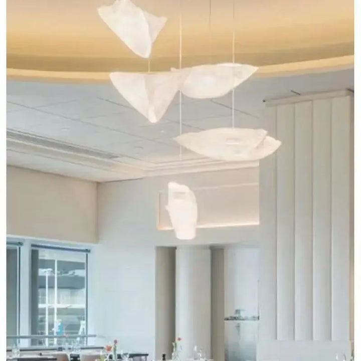 Suspension design organique blanche effet voile flottant