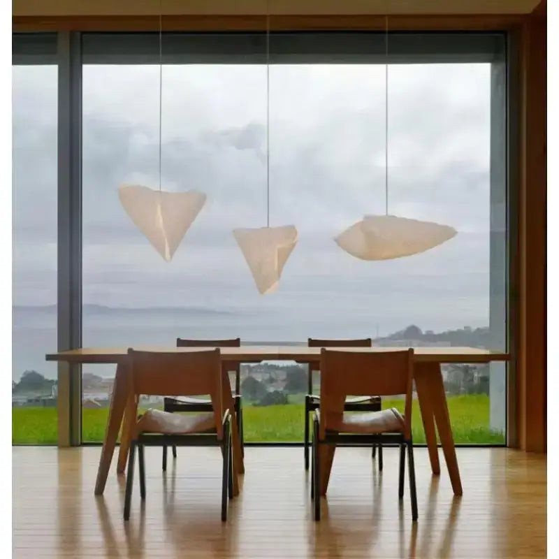 Suspension design organique blanche effet voile flottant